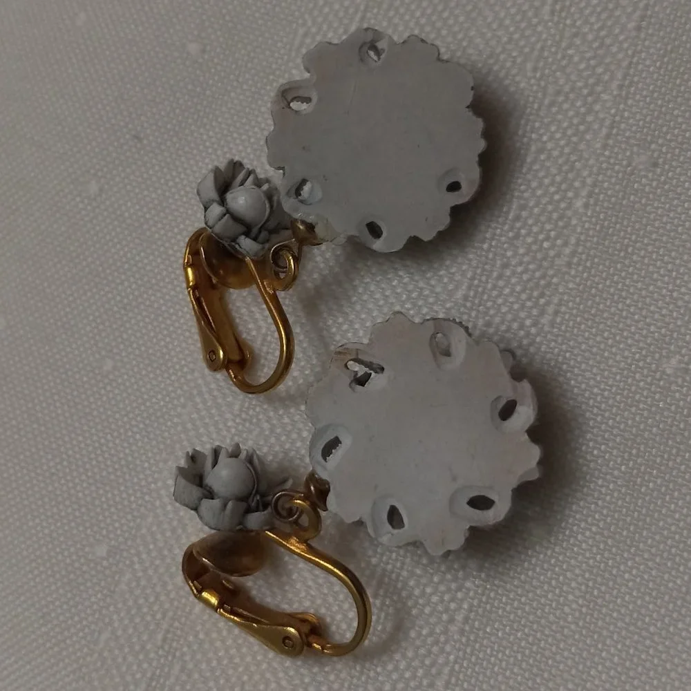 Vintage Black and White Molded Celluloid Flower Earrings - Picture 5 of 6
